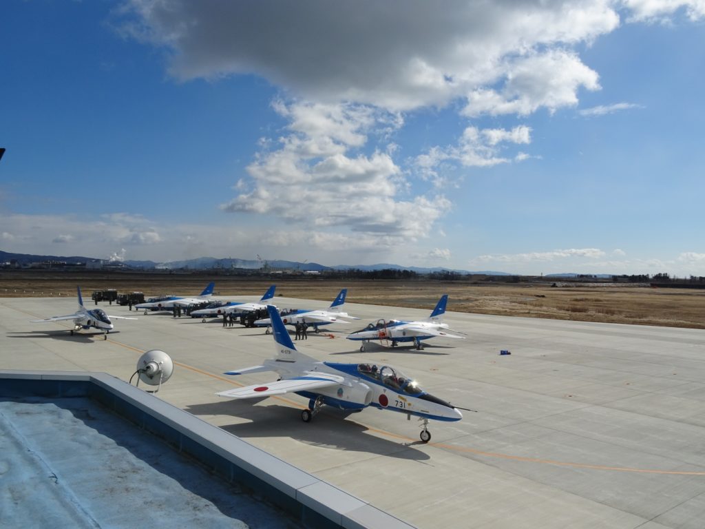 ブルーインパルス訓練機の視察へ。快晴に恵まれ絶好の練習日和です。