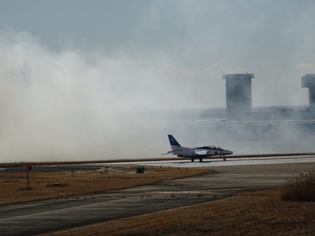 轟音を轟かせ、空に飛び立つブルーインパルス。