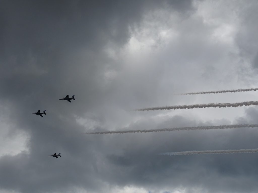 上空のブルーインパルスは均整の取れた素晴らしい編隊で難易度の高い訓練をこなして行きます。