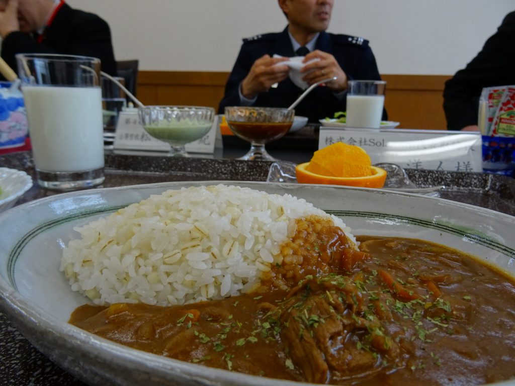 昼食は幹部食堂にて、会員と松島基地幹部の皆様と。