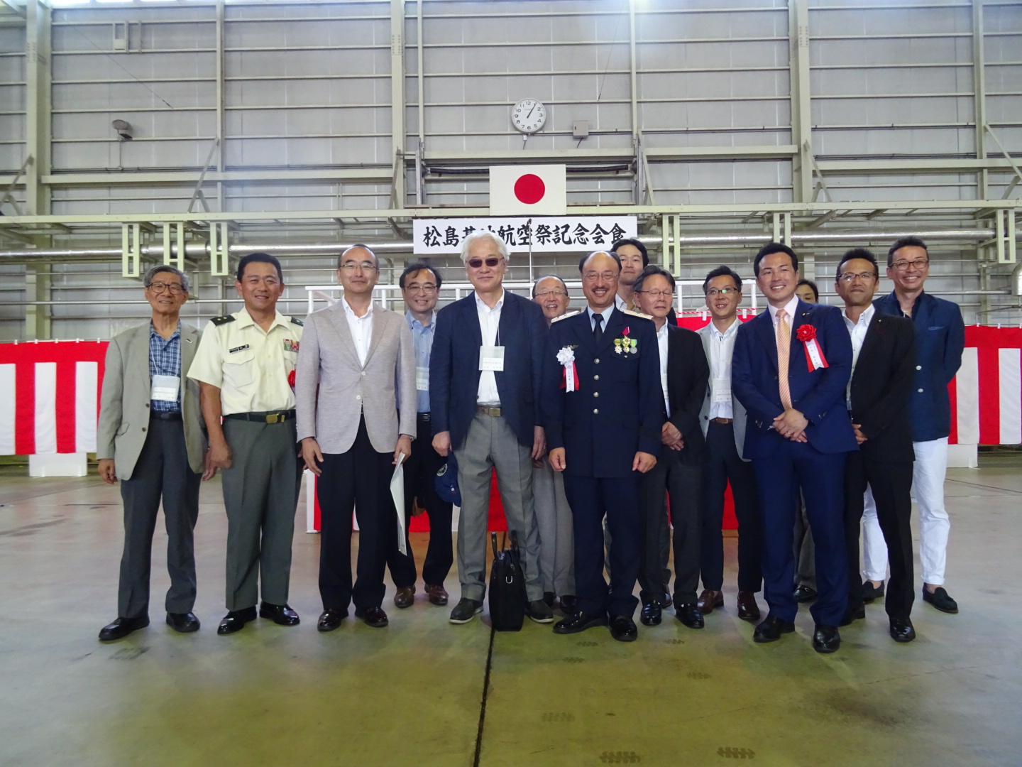 当会からは東京・栃木会員も含め１０名近くの参加者が招待され、７年ぶりの航空祭を時藤司令、参列した東北方面総監部山根幕僚副長、来賓の宇部参議院議員らと祝した。