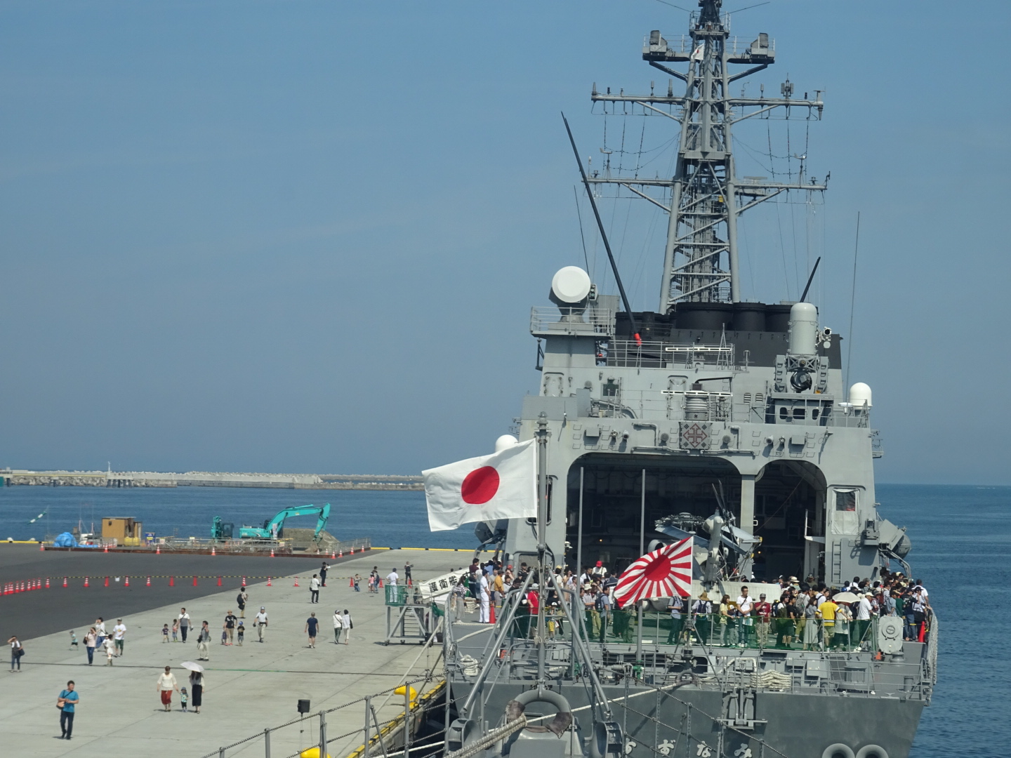 仙台港に寄港する護衛艦すずなみ。