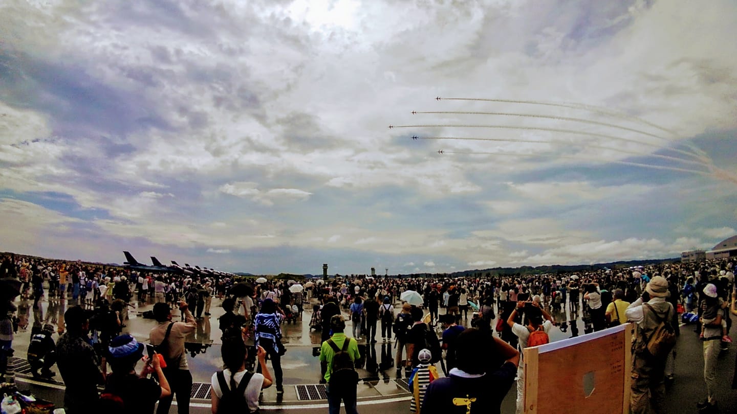 生憎の雨空も午後には晴れ間が見え、一糸乱れぬブルーインパルスの展示飛行が無事行われました。